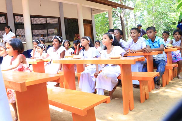 34. තෙල්බදුආර ශ්‍රි සිද්ධාර්ථ දහම් පාසල සඳහා ඩෙස් බංකු ප්‍රධානය