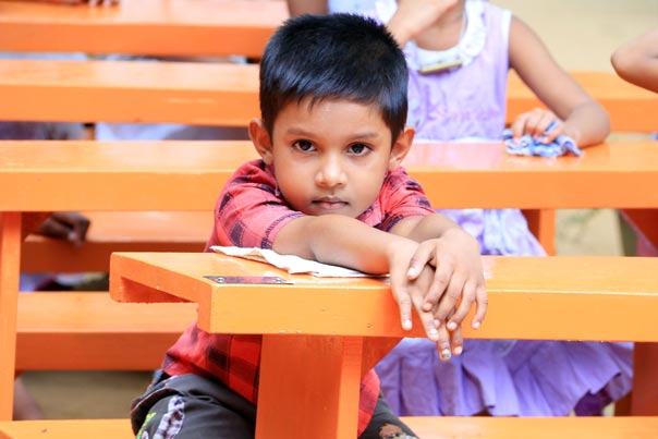 34. තෙල්බදුආර ශ්‍රි සිද්ධාර්ථ දහම් පාසල සඳහා ඩෙස් බංකු ප්‍රධානය